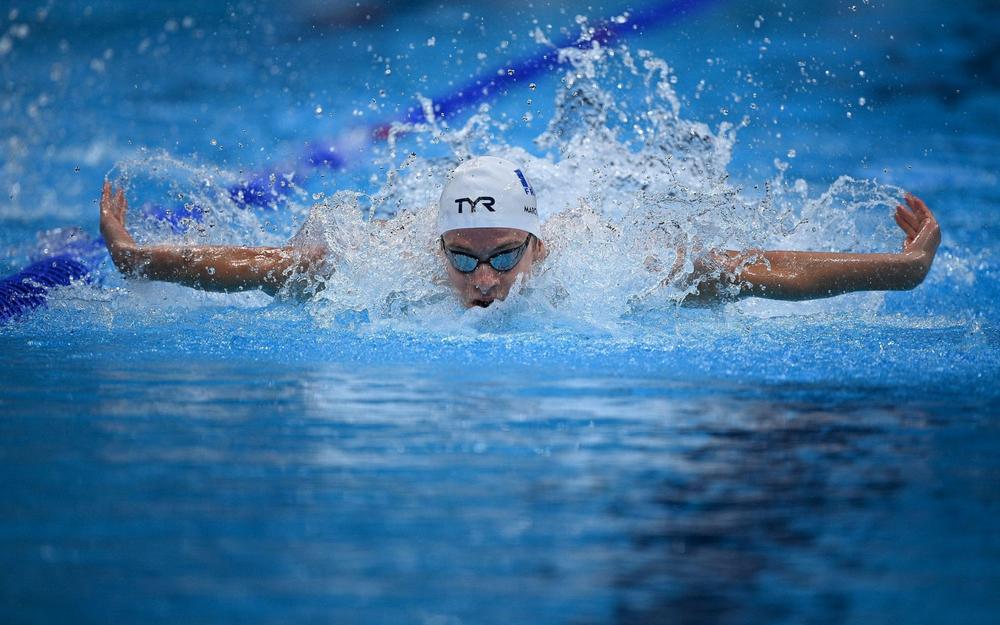 Léon Marchand en compétition de natation, photographié par Oli Scarff / AFP.