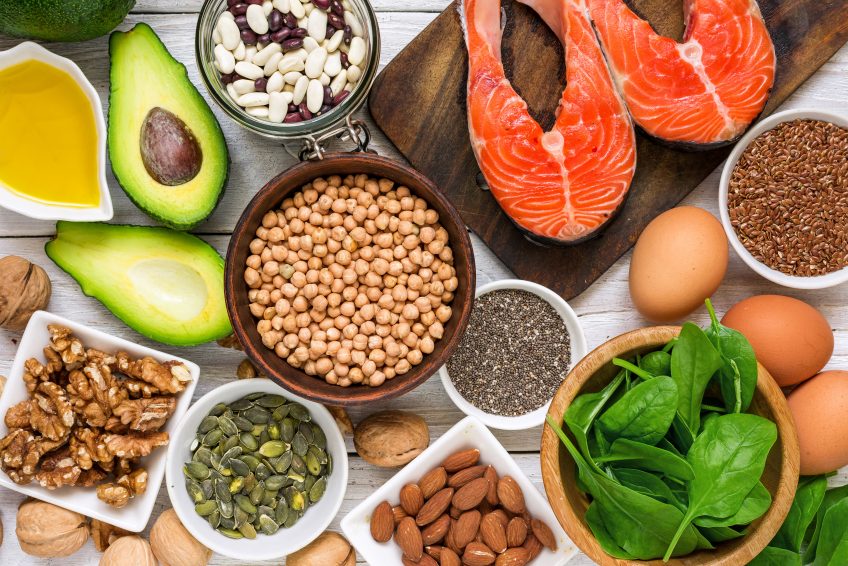 Noix, graines, avocat et poisson : varier les sources de lipides.